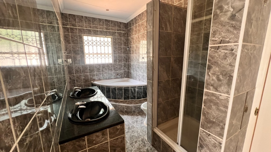 4 Bedroom Property for Sale in Langenhovenpark Free State